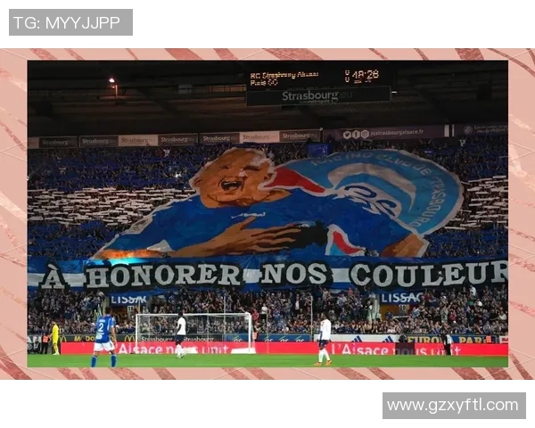 水晶宫与斯特拉斯堡赛前，维埃拉现身法国酒吧和球迷一同观战